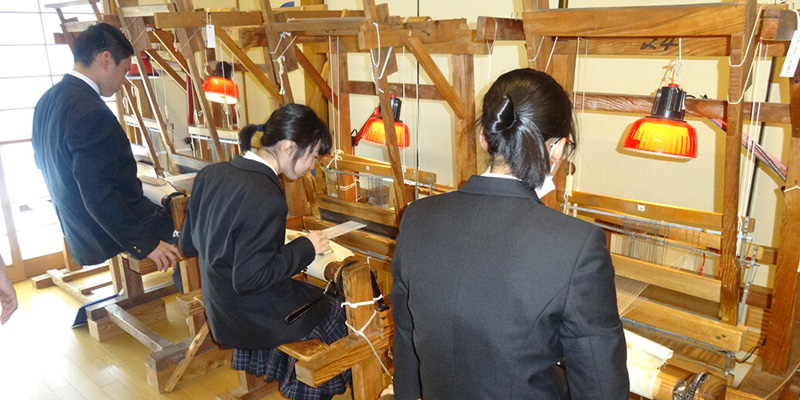 からむし織体験の様子