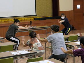 地域の方たちに向けて体操指導