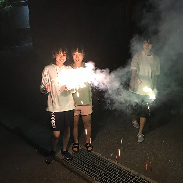夏には若桐寮で花火