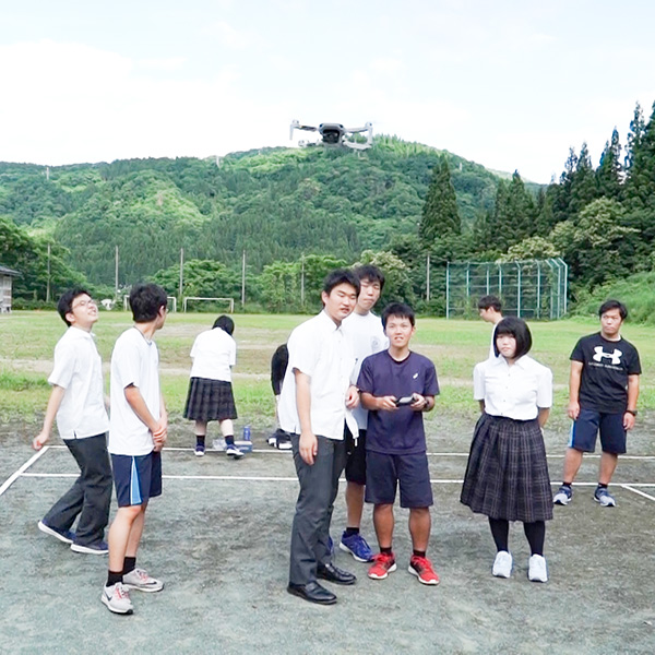 ドローンに触れる生徒たち