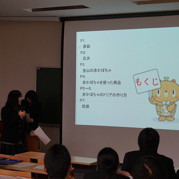 報告発表中の生徒