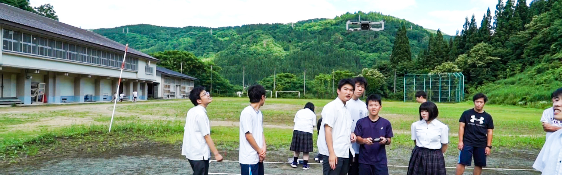ドローンの練習をする生徒たち