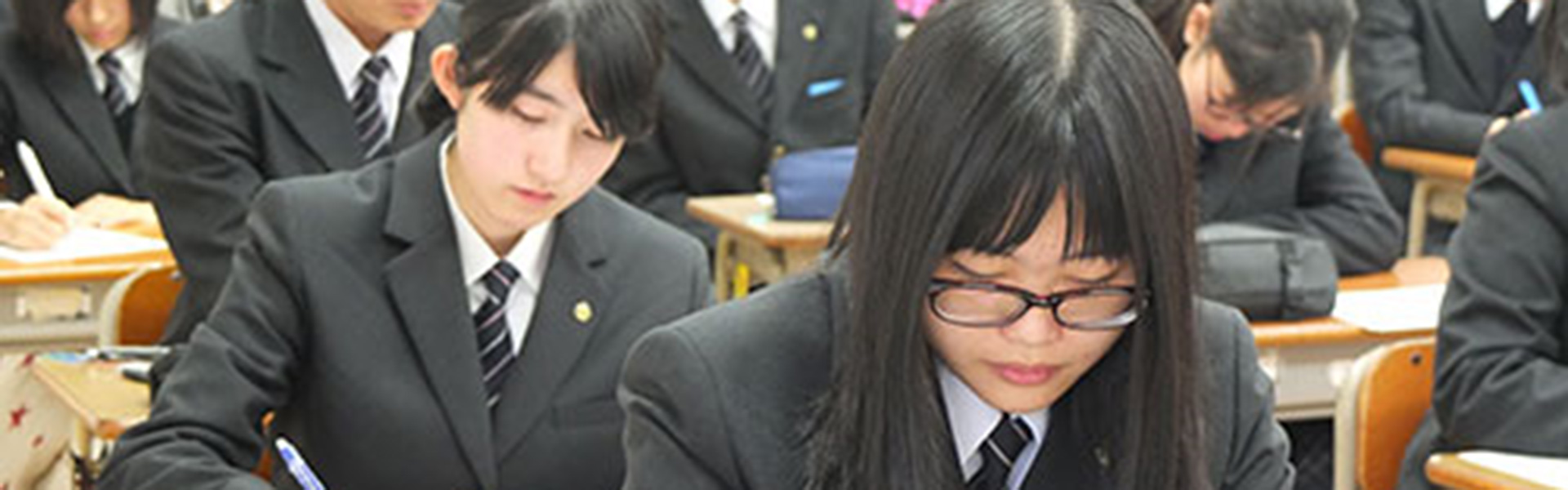 授業を受ける生徒